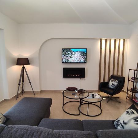 Grey Swan - Modern & Stylish Apartment With Private Parking Volos Luaran gambar